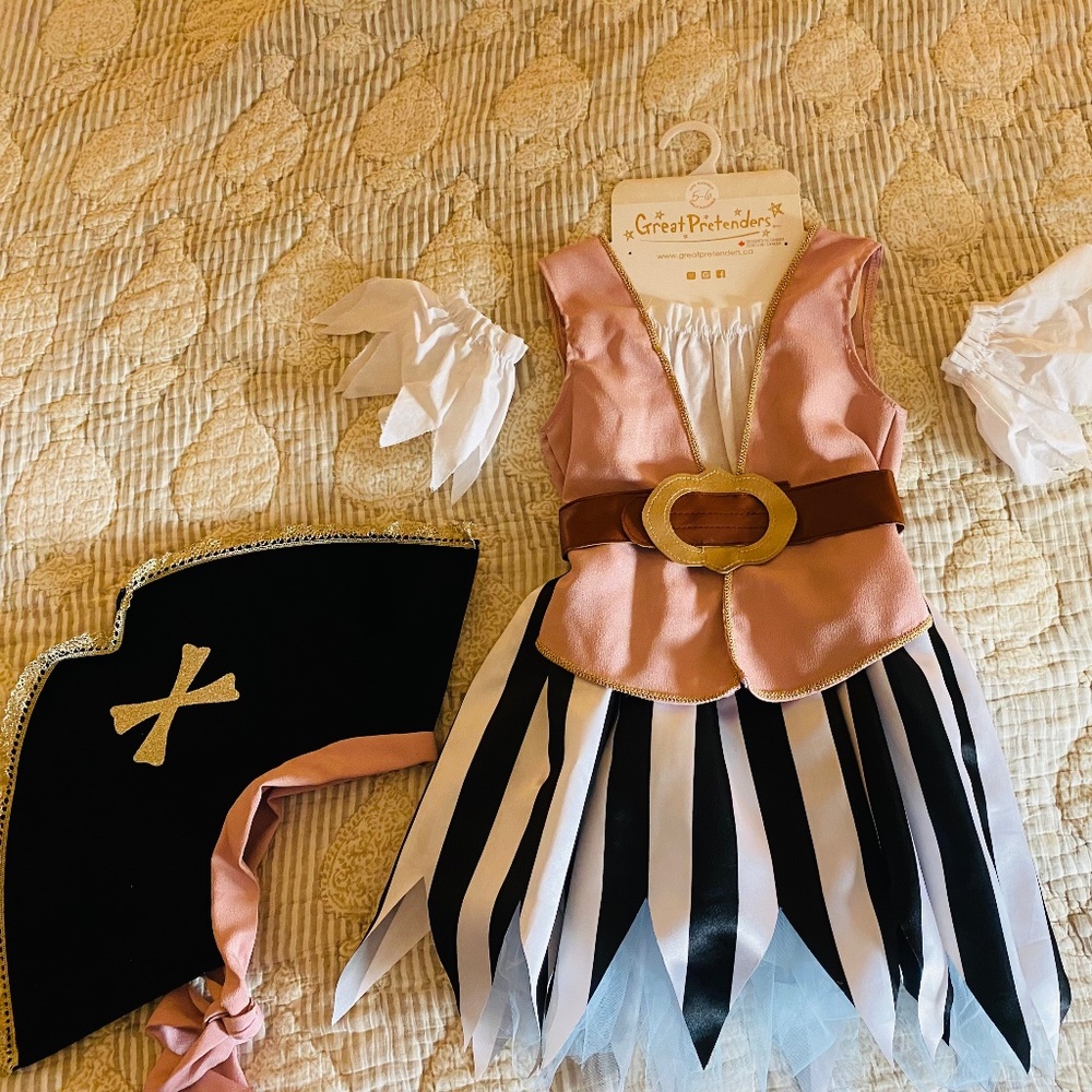 Girls pirate costume size 5-6- excellent condition